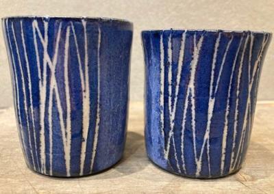 2 tasses bleues avec lignes verticales entrecroisées beige