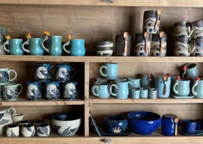 Etagère en bois 3 étages avec collections de tasses, bols et théière posés