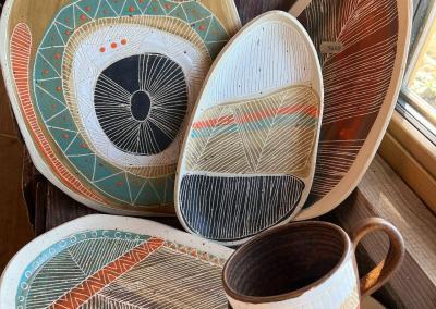 Ensemble cheyenne 4 plat et 2 tasses, tons beige, bleu, orange et noir, avec lignes géométriques