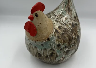 Poule décorative avec motif couleurs brun et gris entremêlées