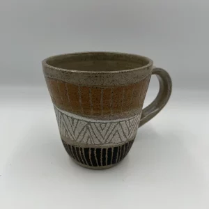 Tasse matière brute avec une partie beige, 1 blanche et une noire, avec ligne en motif géométrique