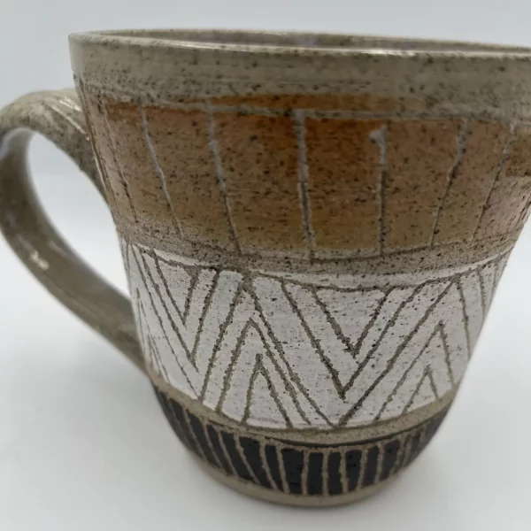 Tasse matière brute avec une partie beige, 1 blanche et une noire, avec ligne en motif géométrique